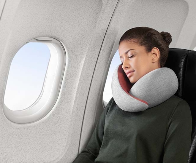 ostrichpillow go MD 06 300 woman plane sleep featured Image 01